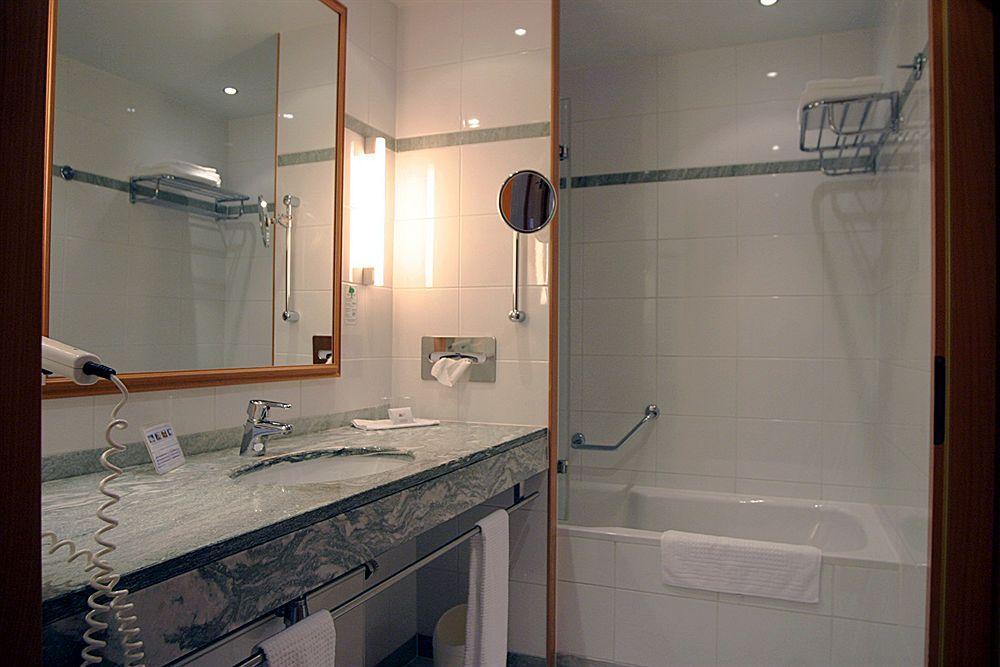 Strand-hotel Huebner 4*