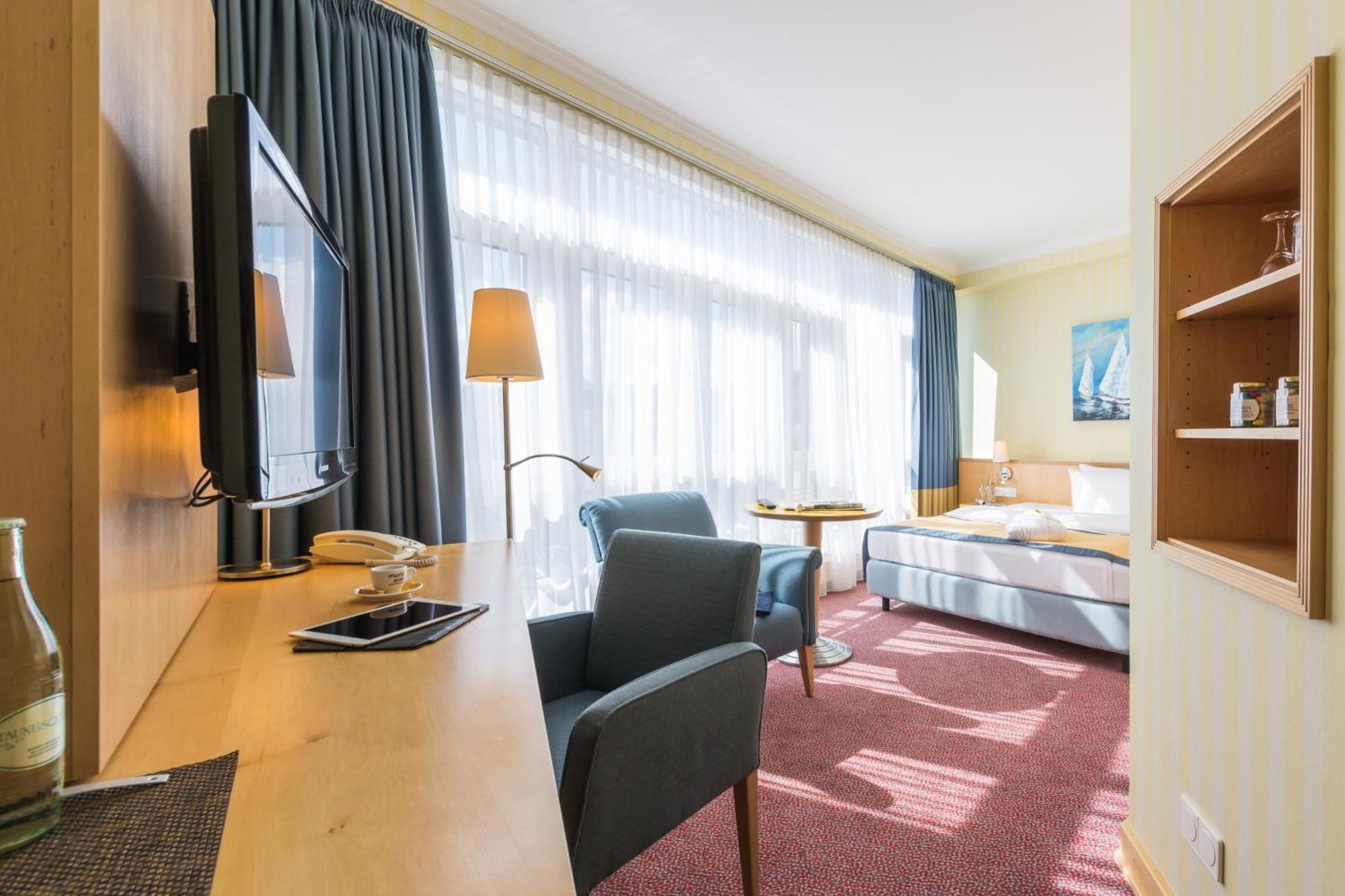 Strand-hotel Huebner 4*
